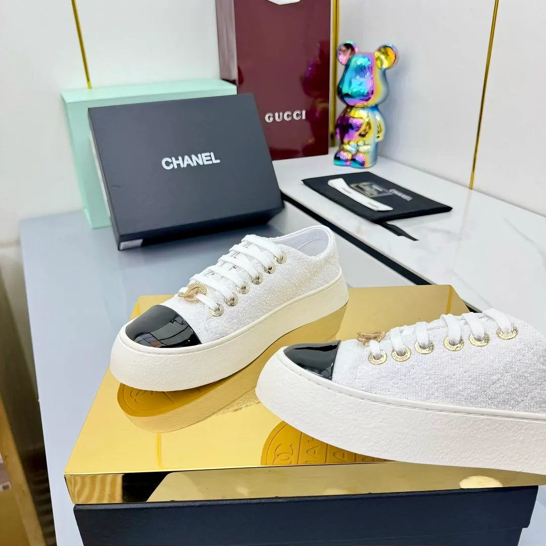 👟👟Ex-factory price 520👟👟 Top-quality cloth-covered version, original quality! ! ! Chanel Chanel - 2025 biscuit shoes, the top casual sports shoes in the counter, this classic design; the upper is electro-embroidered with a variety of craftsmanship; the outsole is fashionable and sporty; the extraordinary inclusion of a variety of color elements... The diversified mix and match is very good-looking and versatile, casual, fashionable, sports, and outdoor can be taken into account... ꫛꫀꪝ Go➫ Material: ❶Upper: Original first-layer cowhide ❷Inner: Sheepskin ❸Outsole is based on: Original TPU combination outsole. Full set of boutique packaging for women 35–40-41. Customized. Non-refundable. 👉